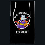 Sacola Para Presentes Pequena Che-miss-try Funny Science Chemistry Pun Dark BG<br><div class="desc">Che-miss-try Funny Science Chemistry Pun apresenta um belo criador de química a explodir. Presente perfeito para família e amigos que adoram trocadilhos de química fofos.</div>