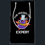 Sacola Para Presentes Pequena Che-miss-try Funny Science Chemistry Pun Dark BG<br><div class="desc">Che-miss-try Funny Science Chemistry Pun apresenta um belo criador de química a explodir. Presente perfeito para família e amigos que adoram trocadilhos de química fofos.</div>