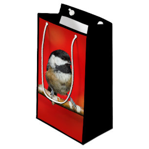 Sacola Para Presentes Pequena Chickadee com tampas negras no fundo vermelho do o