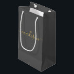 Sacola Para Presentes Pequena Cinzas de Scripts Douradas Femininas em Chinês Per<br><div class="desc">Sacos-presentes personalizados para a Cinza Dourada de Script Feminina de Menina Pequena Saco Dif para o seu evento! Um toque perfeito para o seu casamento,  recepção,  chá,  festa ou evento.</div>