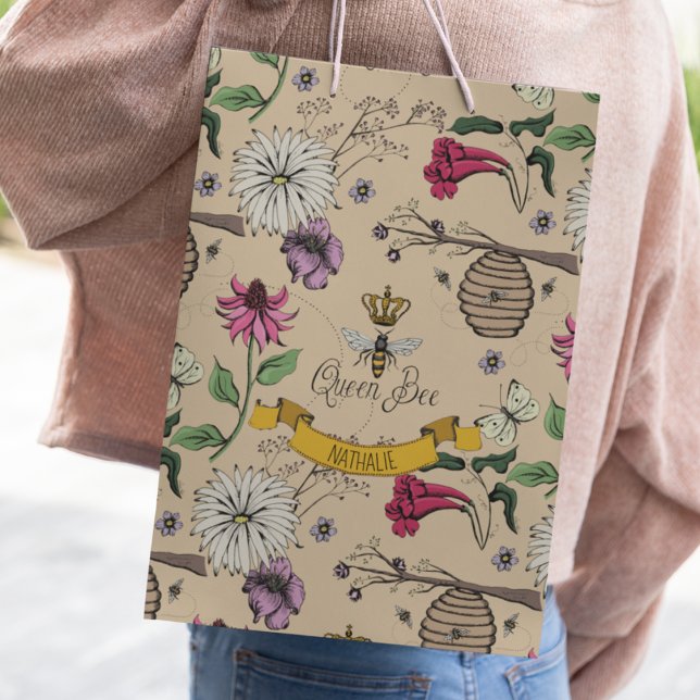 Sacola Para Presentes Pequena Colmeia Floral Dourada Chic (Elegant Queen Bee & Gold Crown Gift Bag. Hand-Drawn Queen Bee, Gold Crown, Flowers, Beehive & Bees)