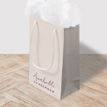 Sacola Para Presentes Pequena Cor-de-rosa-branco monograma | Feminina Minimalist<br><div class="desc">Um simples design de monograma personalizado na moda com uma tipografia moderna e minimalista de escrita manuscrita, emparelhada com uma tipografia de blocos a preto sobre um fundo rosa-claro e elegante. O nome do monograma pode ser facilmente personalizado para fazer um design tão único quanto você! O presente ou acessório...</div>