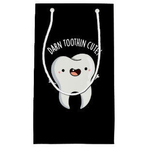 Sacola Para Presentes Pequena Darn Tooth in Cute Funny Tooth Pun Dark BG