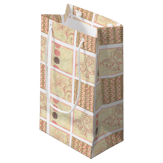 Sacola Para Presentes Pequena Desenhos de Bloco de Madeira rosa por Chariklia Za (Frente inclinada)