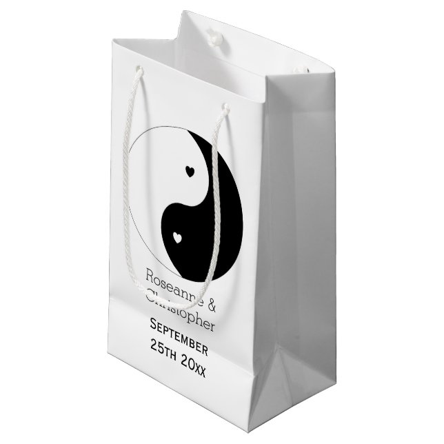 Sacola Para Presentes Pequena Design de Casamento de Yin Yang Black E White Hear (Frente inclinada)