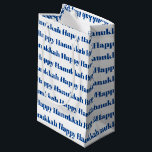 Sacola Para Presentes Pequena Estipografia moderna branca e azul de Hanukkah fel<br><div class="desc">Saco de presente de padrão de tipografia moderno azul e branco de Hanukkah feliz. Padrão de texto azul sobre fundo branco.</div>