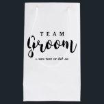 Sacola Para Presentes Pequena Favores modernos do casamento do noivo da equipe<br><div class="desc">TEAM favores do noivo para seus padrinhos de casamento e festa de casamento. Personalize adicionando um nome, uma data, um lugar, etc. Pode igualmente mudar do "ao pelotão noivo", do "ao grupo" etc. noivo perfeito para obter sua "equipe" excitada sobre sua celebração grande do casamento - igualmente faz um grande...</div>