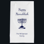 Sacola Para Presentes Pequena Feliz Feriado de Hanukkah Blue Menorah<br><div class="desc">Uma bolsa de presente de festas Feliz Hanukkah Holiday,  com uma simples menorah azul e design de tipografia de script. Com a inscrição personalizável branca,  você pode adicionar seu próprio texto. Uma forma festiva de celebrar com amigos e entes queridos.</div>
