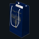 Sacola Para Presentes Pequena Feriado Dourado do azul de Menorah do falso feliz<br><div class="desc">Envolva seus presentes no estilo esta época natalícia com nossas bolsas elegantes do presente de Chanukah. Estas características de design simples mas chiques um fundo dos azuis marinhos com um grande menorah do ouro do falso no centro. Acima dele lê "Chanukah feliz". Projetado pelo © Tim Coffey e Susan Coffey...</div>