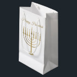 Sacola Para Presentes Pequena Feriado Dourado do branco de Menorah do falso<br><div class="desc">Envolva seus presentes no estilo esta época natalícia com nossas bolsas elegantes do presente de Hanukkah. Estas características de design simples mas chiques um fundo branco com um grande menorah do ouro do falso no centro. Acima dele lê "Hanukkah feliz". Projetado pelo © Tim Coffey e Susan Coffey dos artistas....</div>