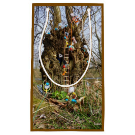 Sacola Para Presentes Pequena Fubby's die Paas eieren verzamelen.