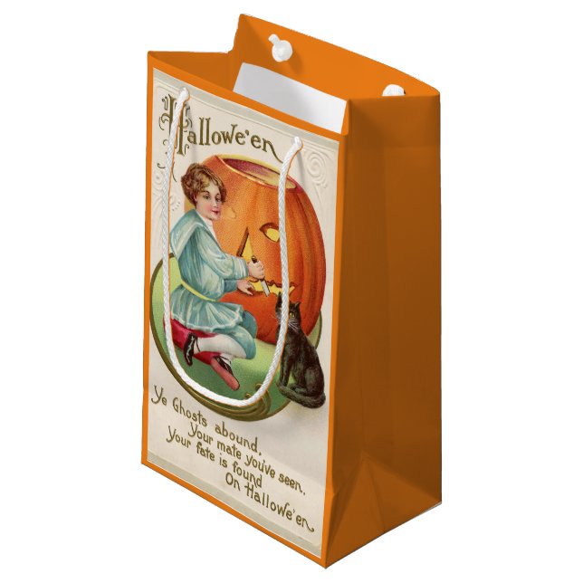 Sacola Para Presentes Pequena Garoto Vitoriano Esculpindo o Dia das Bruxas (Frente inclinada)