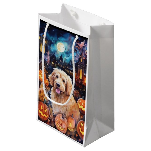 Sacola Para Presentes Pequena Goldendoodle do Halloween Com Pumpkins Assustado (Frente inclinada)
