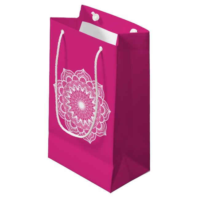 Sacola Para Presentes Pequena Mandala Branco em Fundo Rosa (Frente inclinada)