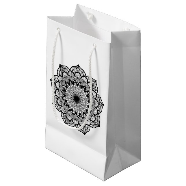 Sacola Para Presentes Pequena Mandala Preto em Fundo Branco (Frente inclinada)