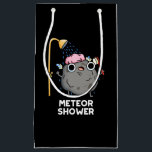 Sacola Para Presentes Pequena Meteor Chá Funny Science Pun Dark BG<br><div class="desc">Meteor Chá Funny Science Pun apresenta uma rocha de meteoros tendo um chá. Um presente engraçado para a família e amigos que adoram trocadilhos bonitos de ciência.</div>
