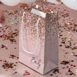 Sacola Para Presentes Pequena Monograma Brilhante cor-de-rosa-pincel Dourada cin<br><div class="desc">Girly Rosa Dourado - Saco de Presente do Monograma do Script Glitter Cor-de-Rosa Esbranquiçada. Isto faz o doce e perfeito presente de 16 anos,  casamento,  chá de panela,  aniversário,  chá de fraldas ou festa de solteira para alguém que ama luxo de glama e estilos quíticos.</div>