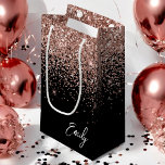 Sacola Para Presentes Pequena Monograma Brilhante preto-Rosa Dourado, cor-de-ros<br><div class="desc">Girly Black and Rosa Dourado - Blush Pink Glitter Script Monographic Name Gift Bag. Isto faz o doce e perfeito presente de 16 anos,  casamento,  chá de panela,  aniversário,  chá de fraldas ou festa de solteira para alguém que ama luxo de glama e estilos quíticos.</div>