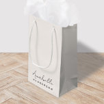 Sacola Para Presentes Pequena Monograma neutro | Na moda minimalista moderno<br><div class="desc">Um simples design de monograma personalizado na moda com uma tipografia moderna e minimalista escrita à mão, emparelhada com uma tipografia de blocos a preto num fundo natural de creme de marfim. O nome do monograma pode ser facilmente personalizado para fazer um design tão único quanto você! O presente ou...</div>