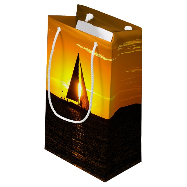 Sacola Para Presentes Pequena Navio de vela com pôr do sol (Verso inclinado)