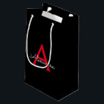 Sacola Para Presentes Pequena Nome com Monograma de Letra Red Black Script Girly<br><div class="desc">Saca de presente com monograma de letra simples preta e vermelha. Isso torna a bolsa de presente perfeita para aniversário de 16 anos,  casamento,  chá de noiva,  aniversário de casamento,  chá de bebê ou festa de despedida de solteira para alguém que ama luxo e estilos chiques.</div>