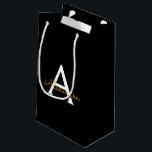 Sacola Para Presentes Pequena Nome de monograma feminino com fonte moderna em ou<br><div class="desc">Saco de presente com nome de monograma de fonte simples preta e dourada. Isso torna o presente perfeito para aniversário de 16 anos,  casamento,  chá de noiva,  aniversário de casamento,  chá de bebê ou festa de despedida de solteira para alguém que ama luxo glamoroso e estilos chiques.</div>