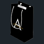 Sacola Para Presentes Pequena Nome de monograma feminino com fonte moderna em ou<br><div class="desc">Saco de presente com nome de monograma de fonte simples preta e dourada. Isso torna o presente perfeito para aniversário de 16 anos,  casamento,  chá de noiva,  aniversário de casamento,  chá de bebê ou festa de despedida de solteira para alguém que ama luxo glamoroso e estilos chiques.</div>