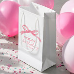 Sacola Para Presentes Pequena Nome do Cubo da Festa de aniversário do Arco Rosa<br><div class="desc">Adicione um toque encantador à sua celebração com o Arco rosa pálido Nome do cute Pequeno para presentes. Esta bolsa encantadora apresenta uma cor rosa pincelada e suave, adornada com um design de arco de aquarela doce, perfeito para uma festa de aniversário feminina. Personalize-o com um nome para tornar cada...</div>