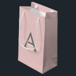Sacola Para Presentes Pequena Nome do Monograma da Rapariga da Cinza Rosa Escamo<br><div class="desc">Cor-de-rosa e Cinza Simples Nome do Monograma do Script Gift Bag. Isto faz o doce e perfeito presente de 16 anos,  casamento,  chá de panela,  aniversário,  chá de fraldas ou festa de solteira para alguém que ama luxo de glama e estilos quíticos.</div>