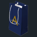 Sacola Para Presentes Pequena Nome do Monograma da Rapariga do Script Moderno Do<br><div class="desc">Marinho Azul e Dourado Nome do Monograma Simples com Script,  Gift Bag. Isto faz o doce e perfeito presente de 16 anos,  casamento,  chá de panela,  aniversário,  chá de fraldas ou festa de solteira para alguém que ama luxo de glama e estilos quíticos.</div>