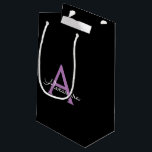 Sacola Para Presentes Pequena Nome do Monograma Girly de Script Preto Roxo<br><div class="desc">Nome do Monograma Simples Preto e Roxo do Script Gift Bag. Isto faz o doce e perfeito presente de 16 anos,  casamento,  chá de panela,  aniversário,  chá de fraldas ou festa de solteira para alguém que ama luxo de glama e estilos quíticos.</div>