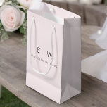 Sacola Para Presentes Pequena Nome do Monograma Minimalista Moderno e Rosa Esmag<br><div class="desc">Apresente seus presentes em estilo com nosso Saco de presentes moderno minimalista brilhante cor-de-rosa. Este saco elegante ostenta uma design limpa e contemporânea, com um monograma personalizável que adiciona um toque personalizado ao seu dom. Criado com qualidade em mente, esse saco é sofisticado e minimalista, fazer adequado para várias ocasiões,...</div>