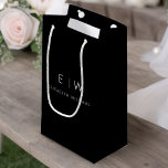 Sacola Para Presentes Pequena Nome do Monograma Mínimo Moderno Branco Negro<br><div class="desc">Apresente seus presentes em estilo com nosso nome minimalista preto-e-branco Mínimo Mínimo Mínimo de Nome Gift Bag. Este saco elegante ostenta uma design limpa e contemporânea, com um monograma personalizável que adiciona um toque personalizado ao seu dom. Criado com qualidade em mente, esse saco é sofisticado e minimalista, fazer adequado...</div>