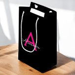 Sacola Para Presentes Pequena Nome Monograma Feminino com Letra de Cursiva Rosa<br><div class="desc">Saco de Presente com Monograma de Letra de Cursiva Simples Preto e Rosa Quente. Isso torna o presente perfeito para aniversário de 16 anos,  casamento,  chá de noiva,  aniversário de casamento,  chá de bebê ou festa de despedida de solteira para alguém que ama luxo e estilos chiques.</div>