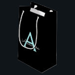 Sacola Para Presentes Pequena Nome Monograma Feminino em Roteiro Azul Água Teal<br><div class="desc">Saco de Presente com Nome Monograma Simples em Preto e Azul Água Teal. Isso torna o presente perfeito para aniversário de 16 anos,  casamento,  chá de noiva,  aniversário de casamento,  chá de bebê ou festa de despedida de solteira para alguém que ama luxo e estilos chiques.</div>