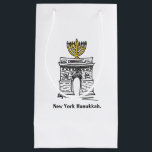 Sacola Para Presentes Pequena Nova York Hanukkah Menorah NYC Washington Square<br><div class="desc">Saco de presentes mostra um marcador original de um marco clássico da NYC, Washington Square Arch, "vestido" para os feriados! Esta ilustração Chanukah também está disponível em outros produtos. Não vê o que está procurando? Precisa de ajuda para a personalização? Entre em contato com Rebecca para ter algo projetado só...</div>