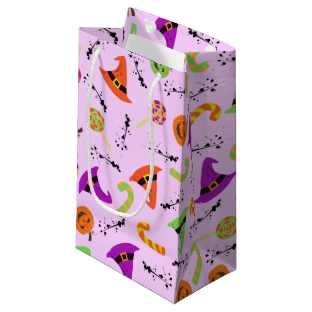 Sacola Para Presentes Pequena O Chapéu das Bruxas do Halloween, doces e abóboras (Frente inclinada)