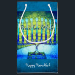 Sacola Para Presentes Pequena Peace Love Light Blue Hanukkah Menorah Bold<br><div class="desc">"Paz, amor e luz." Uma ilustração detalhada de um menorah de arte brilhante, colorido, azul e verde ajuda você a tirar as férias de Hanukkah no estilo. Sinta o calor e a alegria da temporada de festas sempre que você usa este pequeno saco-presente personalizado fofo e divertido. Cartões de correspondência,...</div>