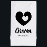 Sacola Para Presentes Pequena Pequena bolsa de presente de noiva do noivo com co<br><div class="desc">Pequena bolsa de presente de noivo com duplo coração. Sacos de presente elegantes para noiva e noivo. Adicione seus próprios favoritos para festas, presentes e doces. Pequenos, médios e grandes. Bolsas personalizáveis de cadeia com data de casamento. Adicione seu próprio nome opcionalmente. Cor preta e branca ou personalizável. Modelo de...</div>