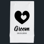 Sacola Para Presentes Pequena Pequena bolsa de presente de noiva do noivo com co<br><div class="desc">Pequena bolsa de presente de noivo com duplo coração. Sacos de presente elegantes para noiva e noivo. Adicione seus próprios favoritos para festas, presentes e doces. Pequenos, médios e grandes. Bolsas personalizáveis de cadeia com data de casamento. Adicione seu próprio nome opcionalmente. Cor preta e branca ou personalizável. Modelo de...</div>