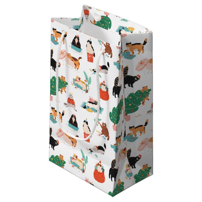 Sacola Para Presentes Pequena Playful Cats e o padrão das árvores de Natal (Frente inclinada)