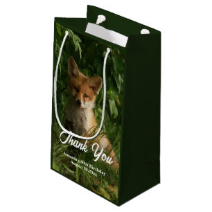 Sacola Para Presentes Pequena Raposa-bebê-branca numa Floresta Verde Obrigado