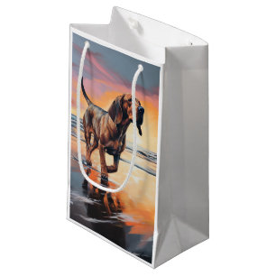 Sacola Para Presentes Pequena Sandy Paws Bloodhound Dog em Beach Sunset