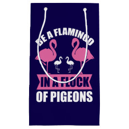 Sacola Para Presentes Pequena Seja um Flamingo em um Bando de Pombos