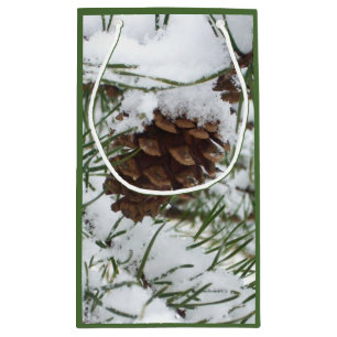 Sacola Para Presentes Pequena Snowy Pine Cone I Winter Nature Photoshop