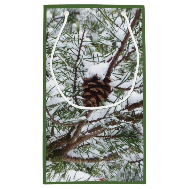Sacola Para Presentes Pequena Snowy Pine Cone II Fotografia de inverno (Verso)