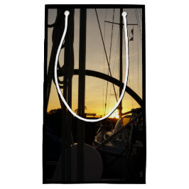 Sacola Para Presentes Pequena Tegenlicht bij 2 zeilboten in de haven.