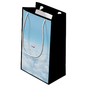 Sacola Para Presentes Pequena Temático plano, um avião voa em céus azuis acim