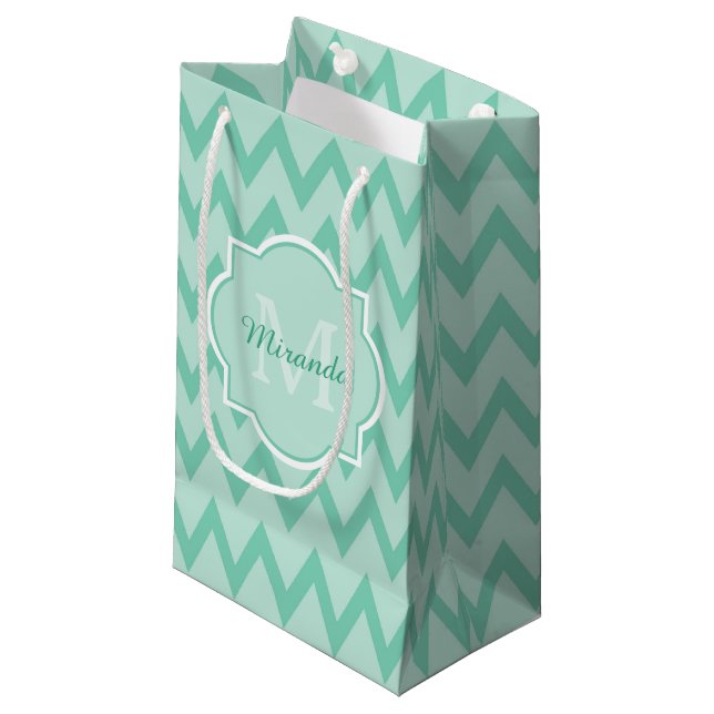 Sacola Para Presentes Pequena Trendy Mint Green Chevron Zigzag Nome e Monograma (Frente inclinada)