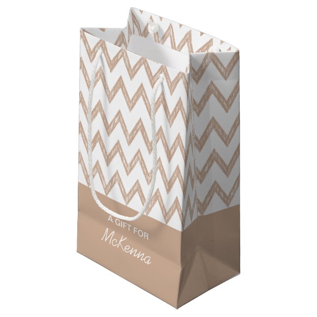 Sacola Para Presentes Pequena Trendy Pencil Tan Chevron Zigzags Com Nome (Frente inclinada)